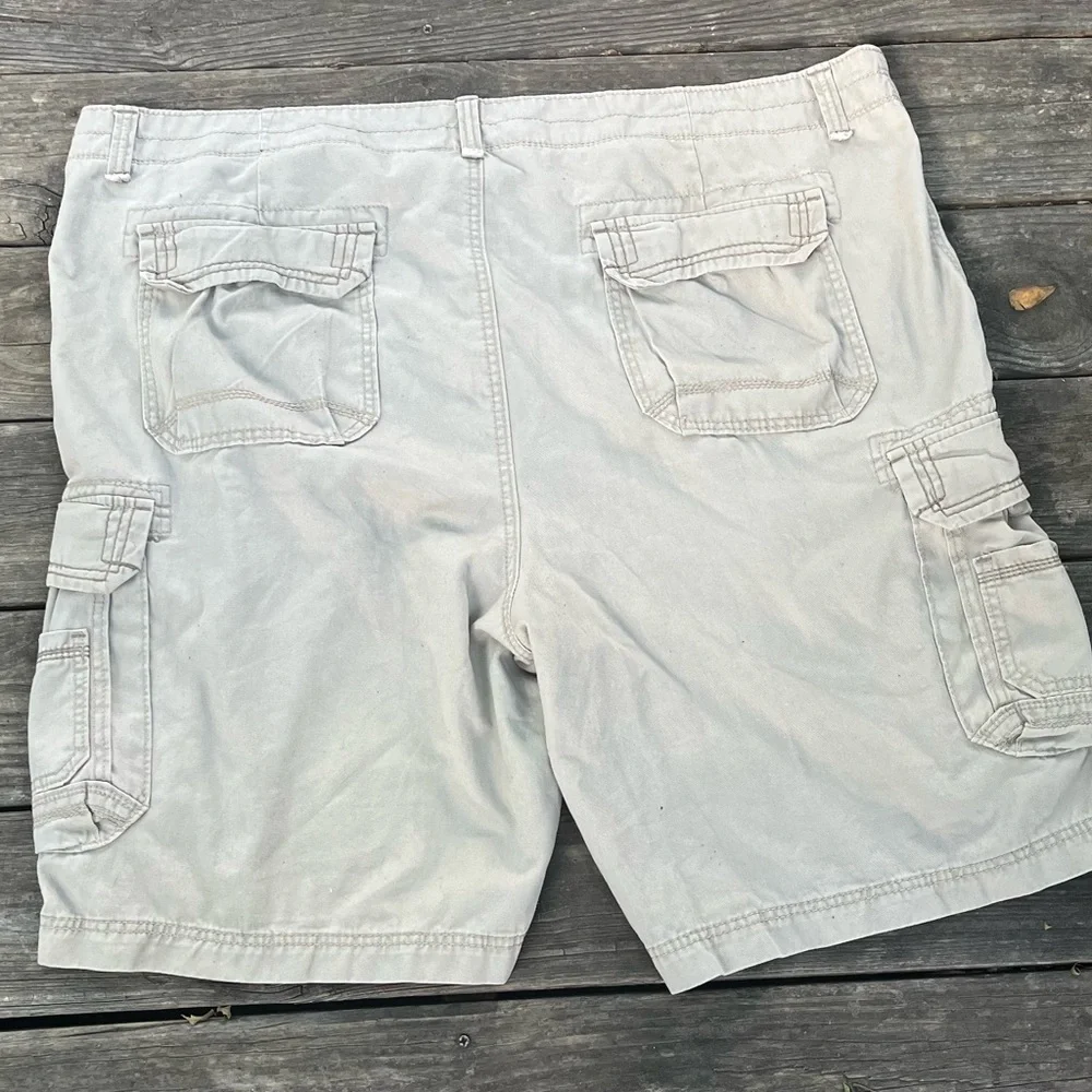 NWOT Union Bay Men’s Beige Cargo Shorts Size 48 - Picture 2 of 7